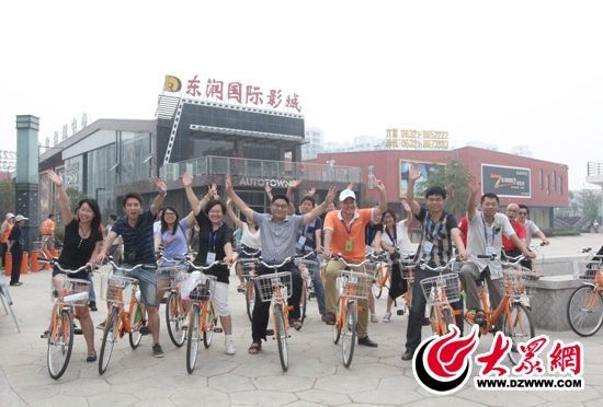 采訪團記者做好準備體驗公共自行車。 記者 郭豪 攝。